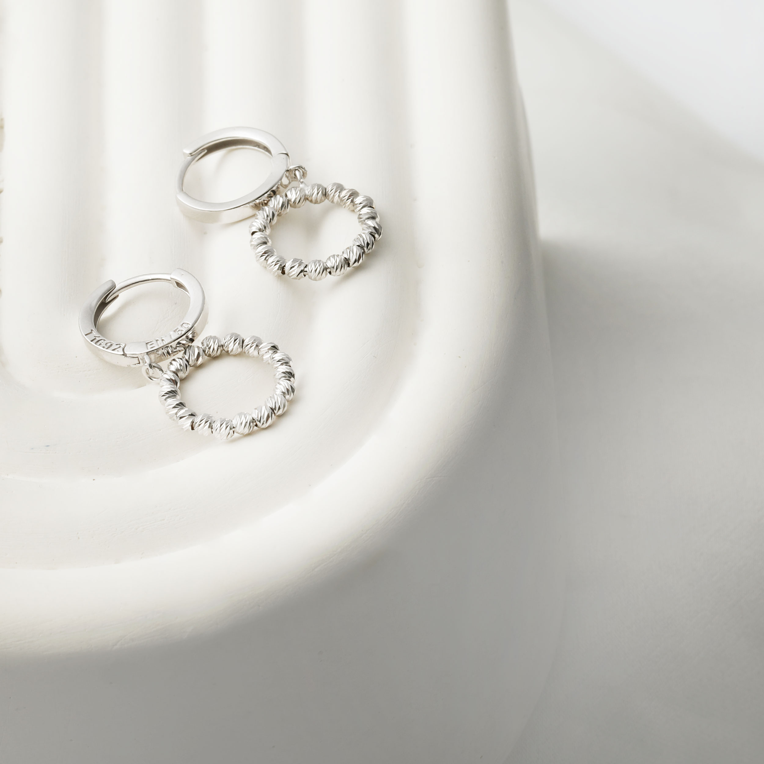 گوشواره-دایره-گوی-البرناردوسفید-کلیپسی