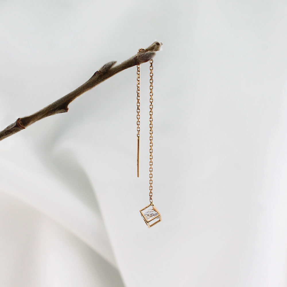 e مکعب و سنگ کوچک بخیه ای