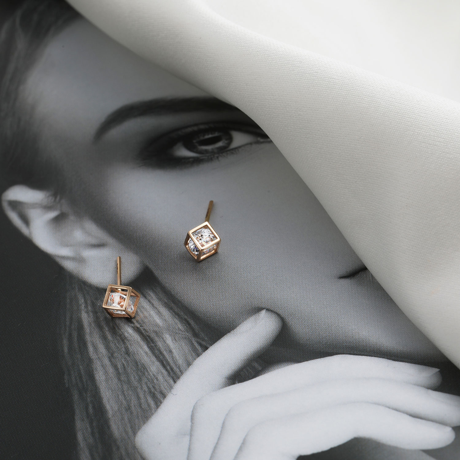 گوشواره-مکعب-و-سنگ-کوچک-عکس-دوم