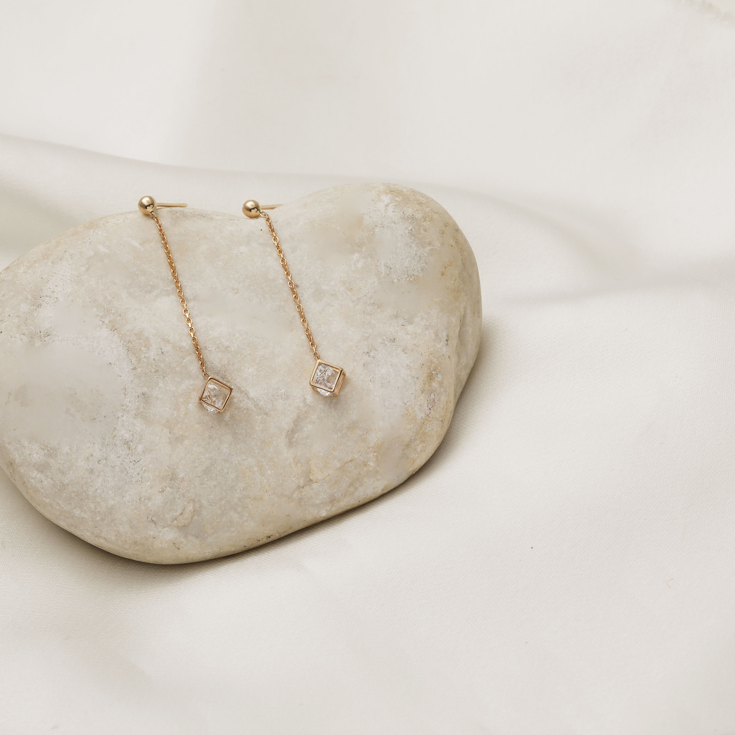 گوشواره-مکعب-و-سنگ-کوچک-زنجیری