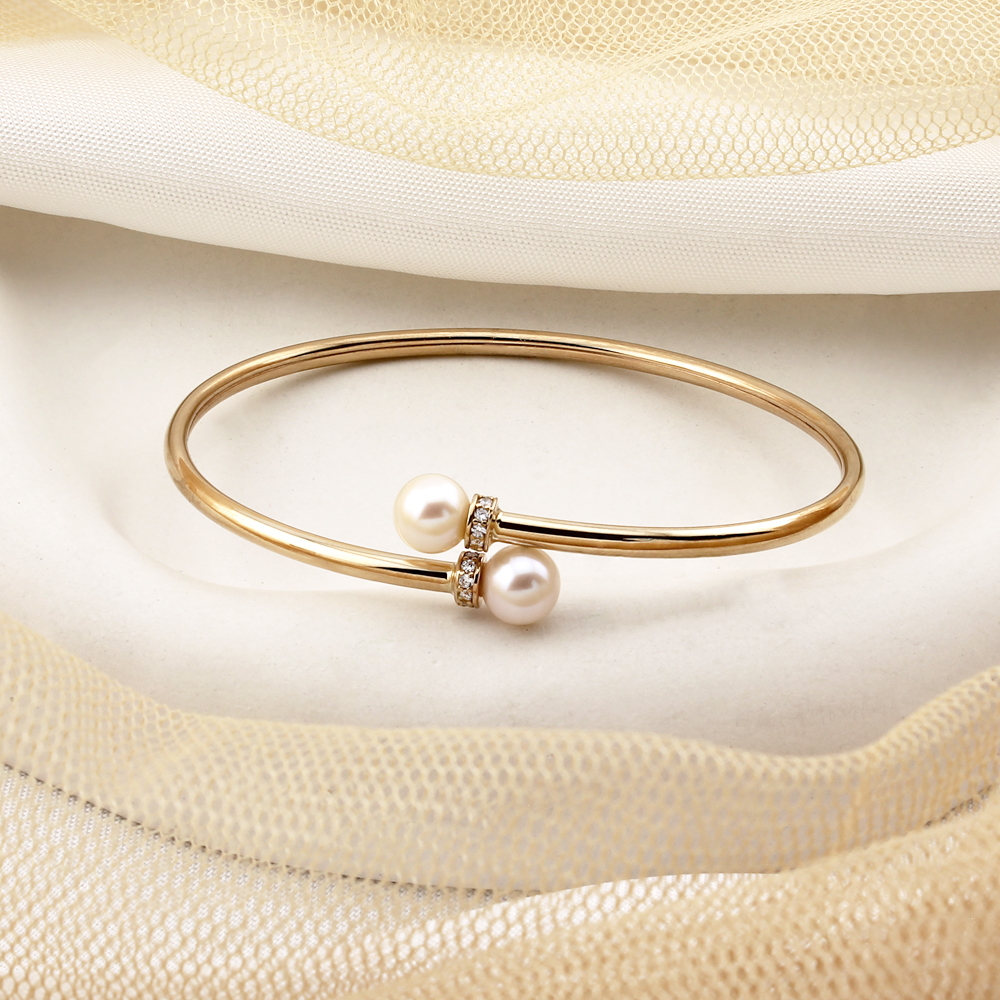 c دو مروارید نگینی