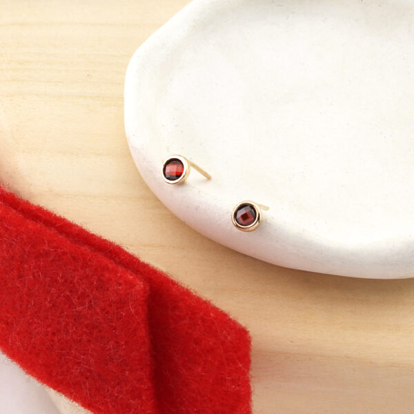 گوشواره مارکو میخی قرمز