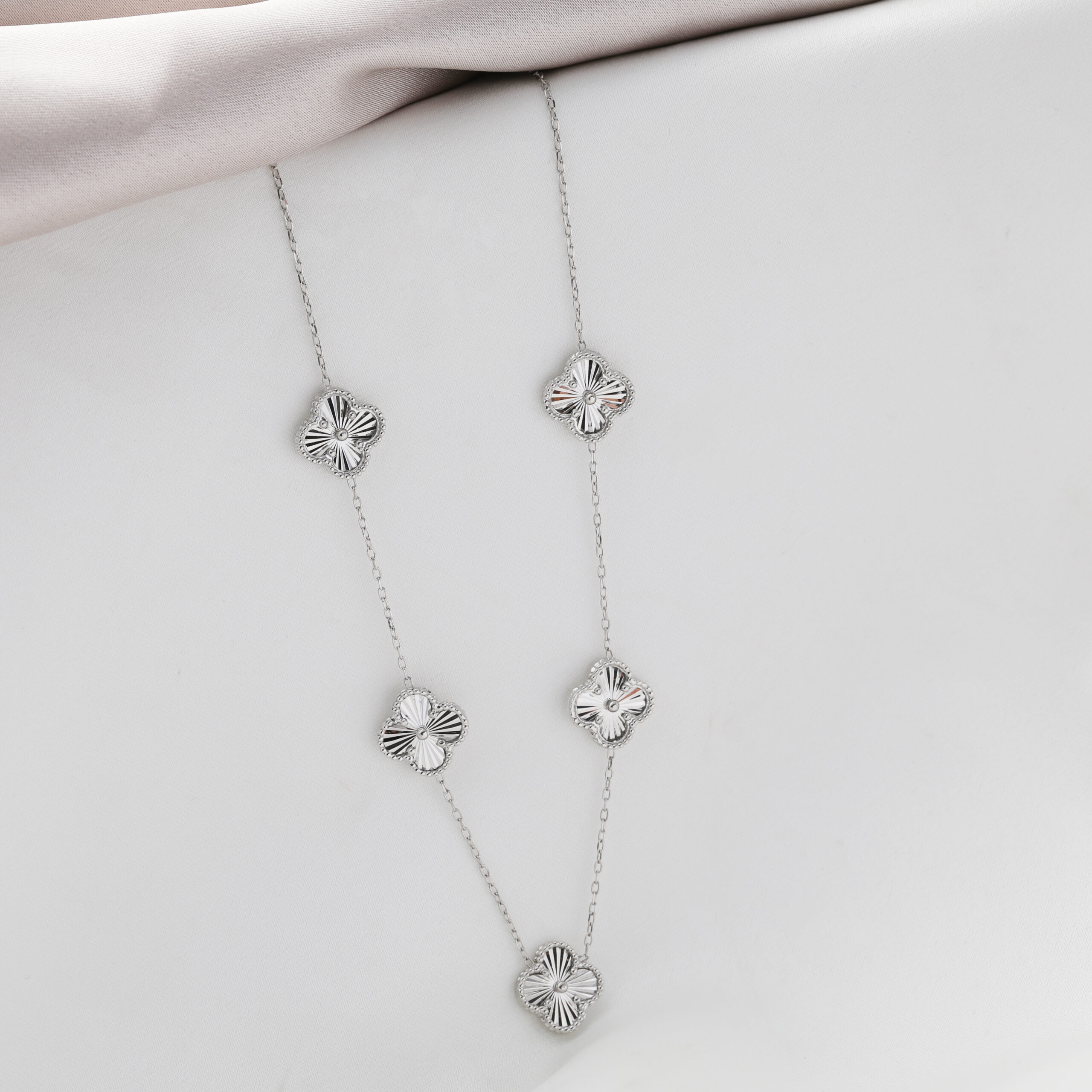 گردنبند پنج ونکلیف الحمبرا سفید الی 2