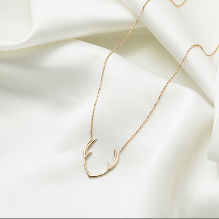 گردنبند مناسب برای لباس مشکی 5