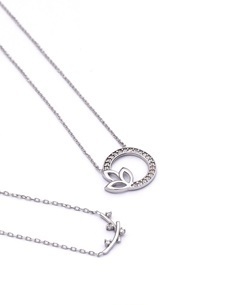 گردنبند مناسب برای لباس مشکی7 