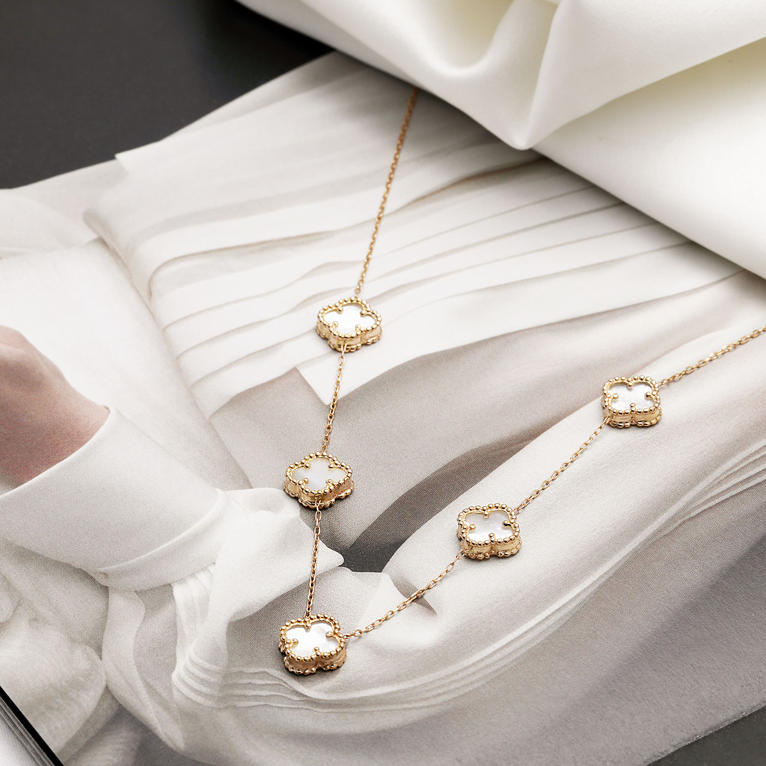 گردنبند طرح ونکلیف صدف سه تایی کوچک گردنبند طرح ونکلیف صدف پنج تایی