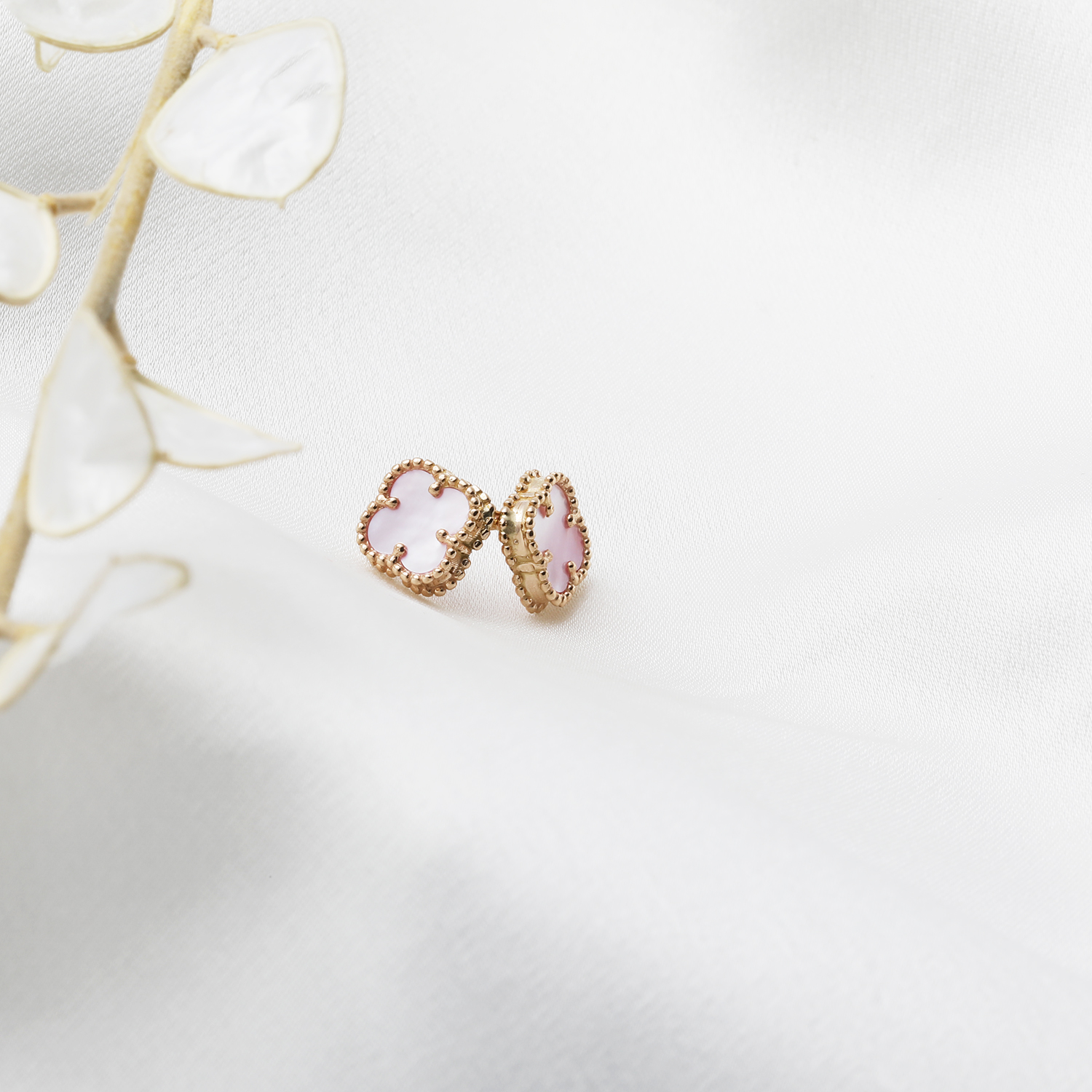 گوشواره طرح ونکلیف لایت پینک کوچک 1 گوشواره طرح ونکلیف لایت پینک کوچک