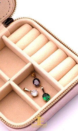 گردنبند مناسب لباس قرمز- نگین و سنگ رنگی