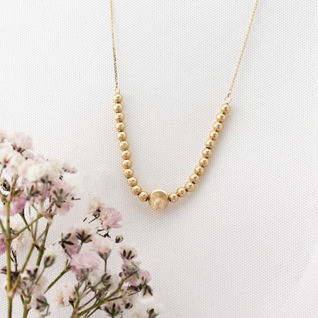 گوشواره و گردنبند مناسب لباس قرمز