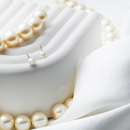 گوشواره و گردنبند مناسب لباس قرمز - مروارید دار