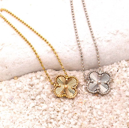 زیورآلات با لباس سنگ دوزی شده- گردنبند مناسب