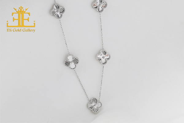 گردنبند مناسب لباس سورمه اس